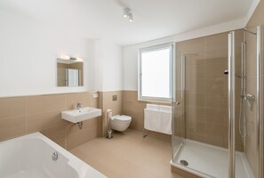 Een douche, een haardroger, handdoeken
