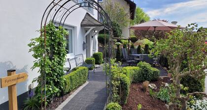 Friedhoff Apartment, 80 sqm with Mountain View, Private Terrace and Wi-Fi
