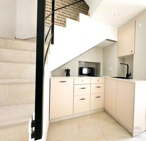 Kühlschrank, Mikrowelle, Herdplatte, Geschirrspüler