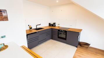 Fridge, oven, stovetop, dishwasher