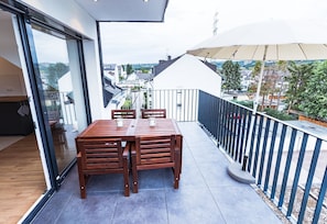 Outdoor dining - Apartment 'Ferienwohnung Weitblick Koblenz' with Balcony and Wi-Fi (Koblenz)