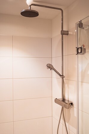 Dusche, kostenlose Toilettenartikel, Haartrockner, Handtücher