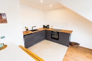 Fridge, oven, stovetop, dishwasher - Apartment 'Ferienwohnung Weitblick Koblenz' with Balcony and Wi-Fi (Koblenz)