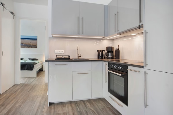 Fridge, oven, stovetop, dishwasher