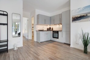 Kjøleskap, ovn, kokeplater og oppvaskmaskin