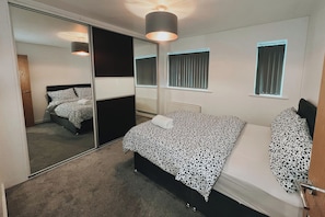 2 kamar tidur, setrika/meja setrika, Wi-Fi gratis, dan seprai linen