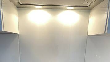 Full-sized fridge, microwave, oven, stovetop