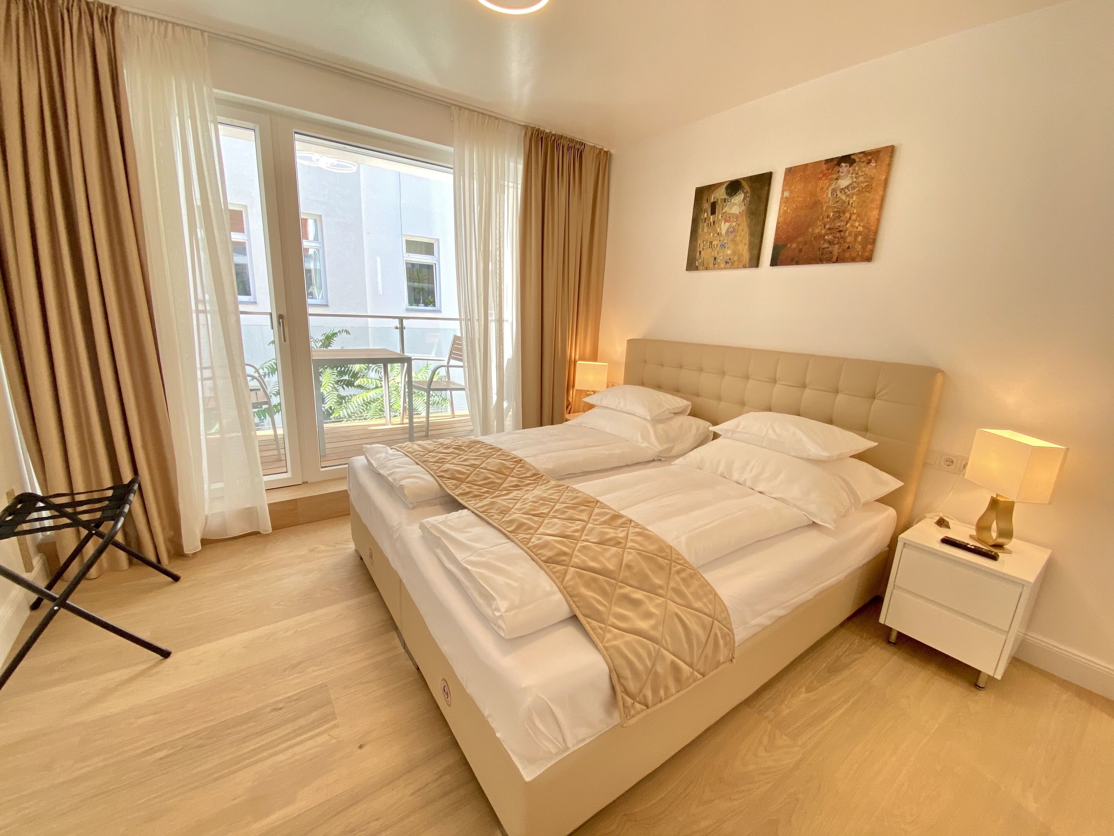 コンフォート アパートメント クイーンベッド 1 台ソファーベッド付き | 低刺激性寝具、セーフティボックス (室内)、客室ごとに異なる装飾、客室ごとに異なるインテリア