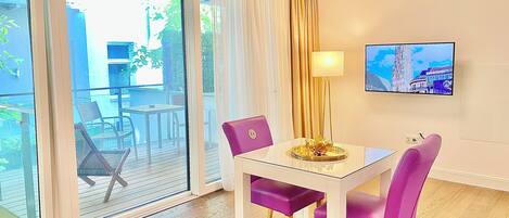 Premium studio, 1 queensize bed, niet-roken, balkon | Dineren op de kamer