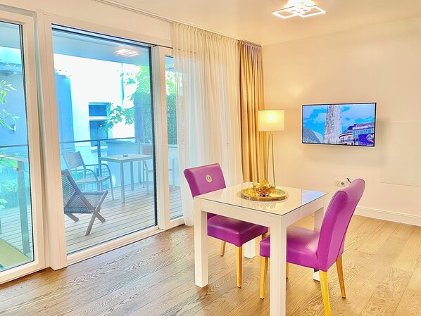 Estudio Premium, 1 cama de matrimonio, no fumadores, balcón | Servicio de comidas en la habitación