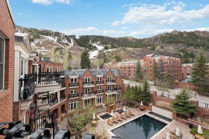 Un hôtel doté d’une piscine, d’un espace extérieur aménagé et offrant une vue sur un paysage montagneux.