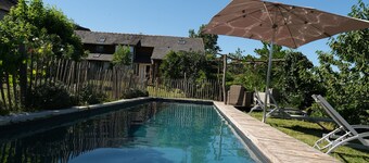 2 houses with swimming pool and garden, for peaceful vacations.