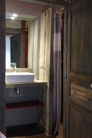 Towels, toilet paper - 2 houses with swimming pool and garden, for peaceful vacations. (Saint-Bonnet-la-Rivière)