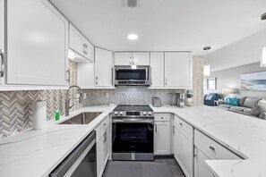 Réfrigérateur, four à micro-ondes, un four, surface de cuisson
