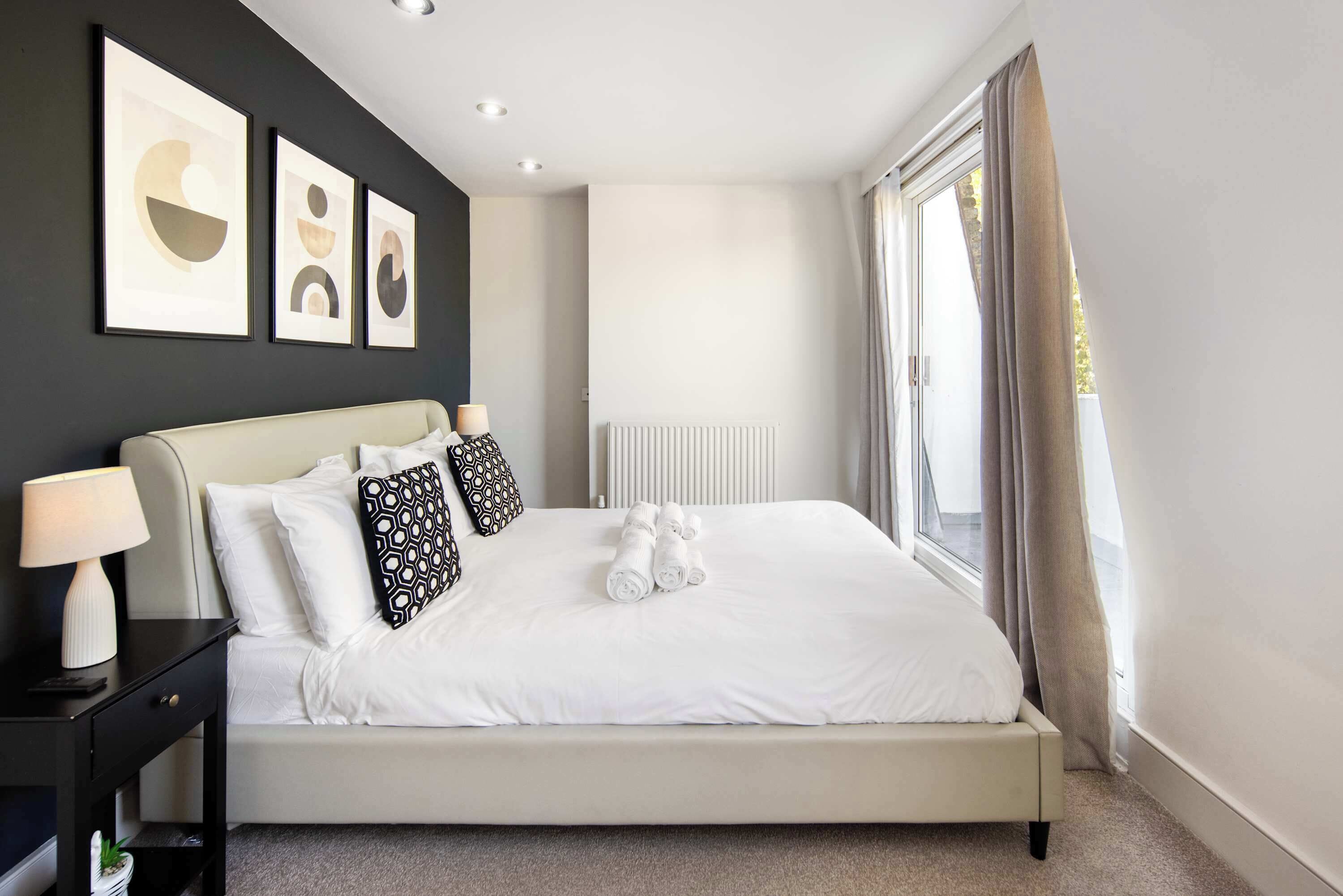 4 slaapkamers, een bureau, een strijkplank/strijkijzer, gratis wifi