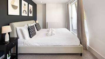 4 bedrooms, desk, iron/ironing board, free WiFi