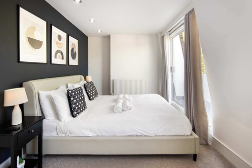 10 Mins Walk to The Oval | The Kennington Retreat