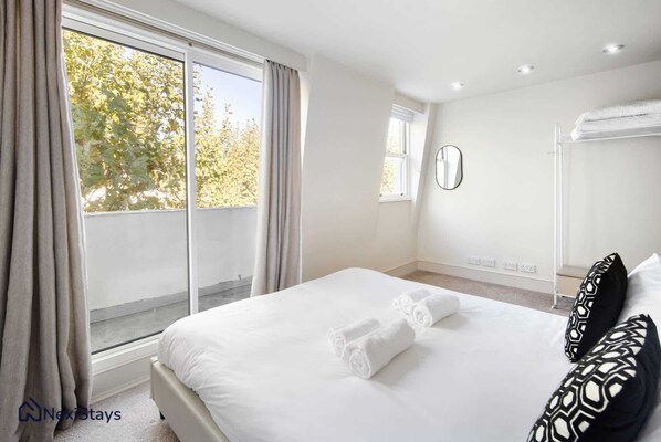 4 bedrooms, desk, iron/ironing board, free WiFi