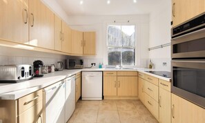 Réfrigérateur, micro-ondes, four, lave-vaisselle