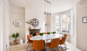 Dining - 10 Mins Walk to The Oval | The Kennington Retreat (London)