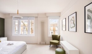 4 slaapkamers, een bureau, een strijkplank/strijkijzer, reisbedje