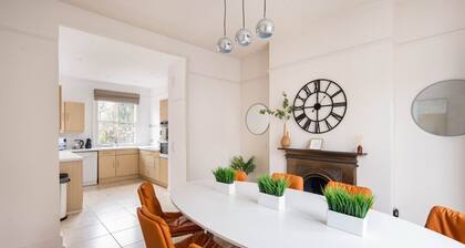 10 Mins Walk to The Oval | The Kennington Retreat