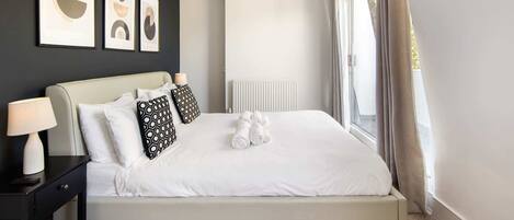 4 bedrooms, desk, iron/ironing board, free WiFi