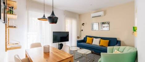 Smart-tv, bøger, stereoanlæg