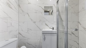 Shower, hair dryer, towels - Charming Serviced Studio in Harrow - 5 (Harrow)