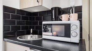Fridge, microwave, oven, electric kettle - Charming Serviced Studio in Harrow - 5 (Harrow)