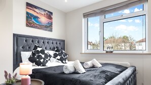Living area - Charming Serviced Studio in Harrow - 5 (Harrow)