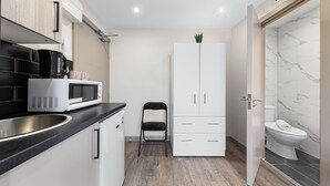 Fridge, microwave, oven, electric kettle - Charming Serviced Studio in Harrow - 5 (Harrow)