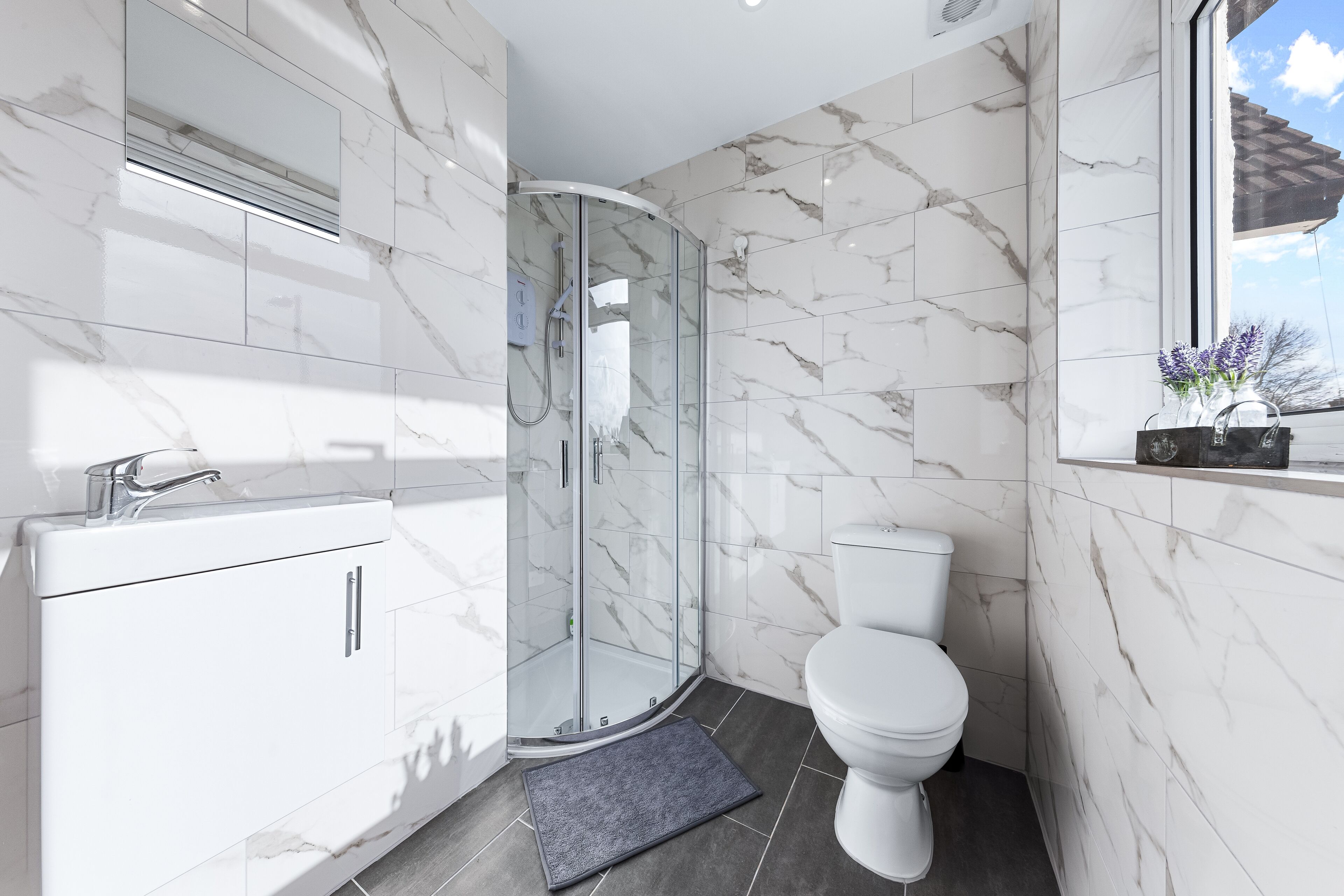 Apartment | Bathroom | Shower, hair dryer, towels