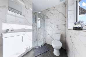 Leilighet | Bad | Dusj, hårføner og håndklær