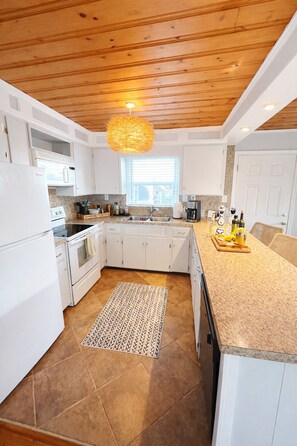 Fridge, microwave, oven, stovetop - 3-bedroom vacation home steps to North Myrtle Beach Beaches (North Myrtle Beach)