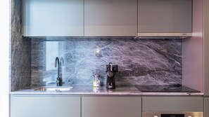 Fridge, oven, stovetop, coffee/tea maker - RUAH Q - Quiet Flat by LovelyStay (Vila Nova de Gaia)