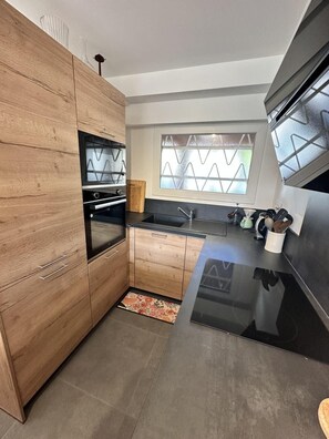 Kühlschrank, Mikrowelle, Ofen, Geschirrspüler