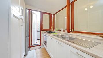 Kylskåp, mikrovågsugn, ugn och spishäll