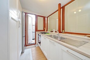 Fridge, microwave, oven, stovetop - 4BNB - Ponte Milvio Apartment (Rome)