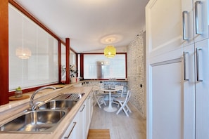 Fridge, microwave, oven, stovetop - 4BNB - Ponte Milvio Apartment (Rome)