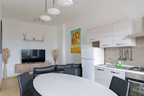 Een koelkast, een microgolfoven, een oven, een kookplaat