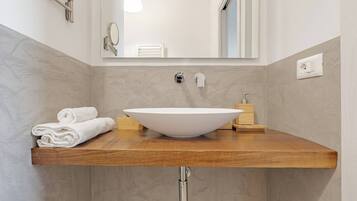 Dusche, Haartrockner, Handtücher, Shampoo