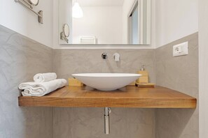 Een douche, een haardroger, handdoeken, shampoo