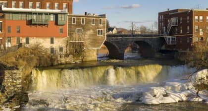 *Downtown Middlebury Waterfall Studio Apartment*