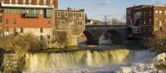 *Downtown Middlebury Waterfall Studio Apartment*