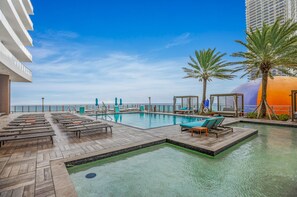 Alberca al aire libre y alberca climatizada