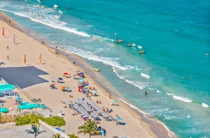 Na praia, espreguiçadeiras 