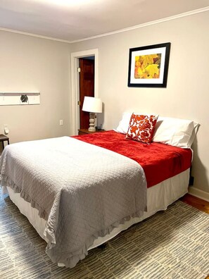 2 bedrooms, desk, iron/ironing board, free WiFi - Middlebury Home with Sunset views! (Middlebury)