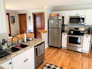 Frigorífico, microondas, horno y placa de cocina