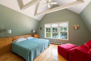 3 bedrooms, desk, iron/ironing board, travel cot